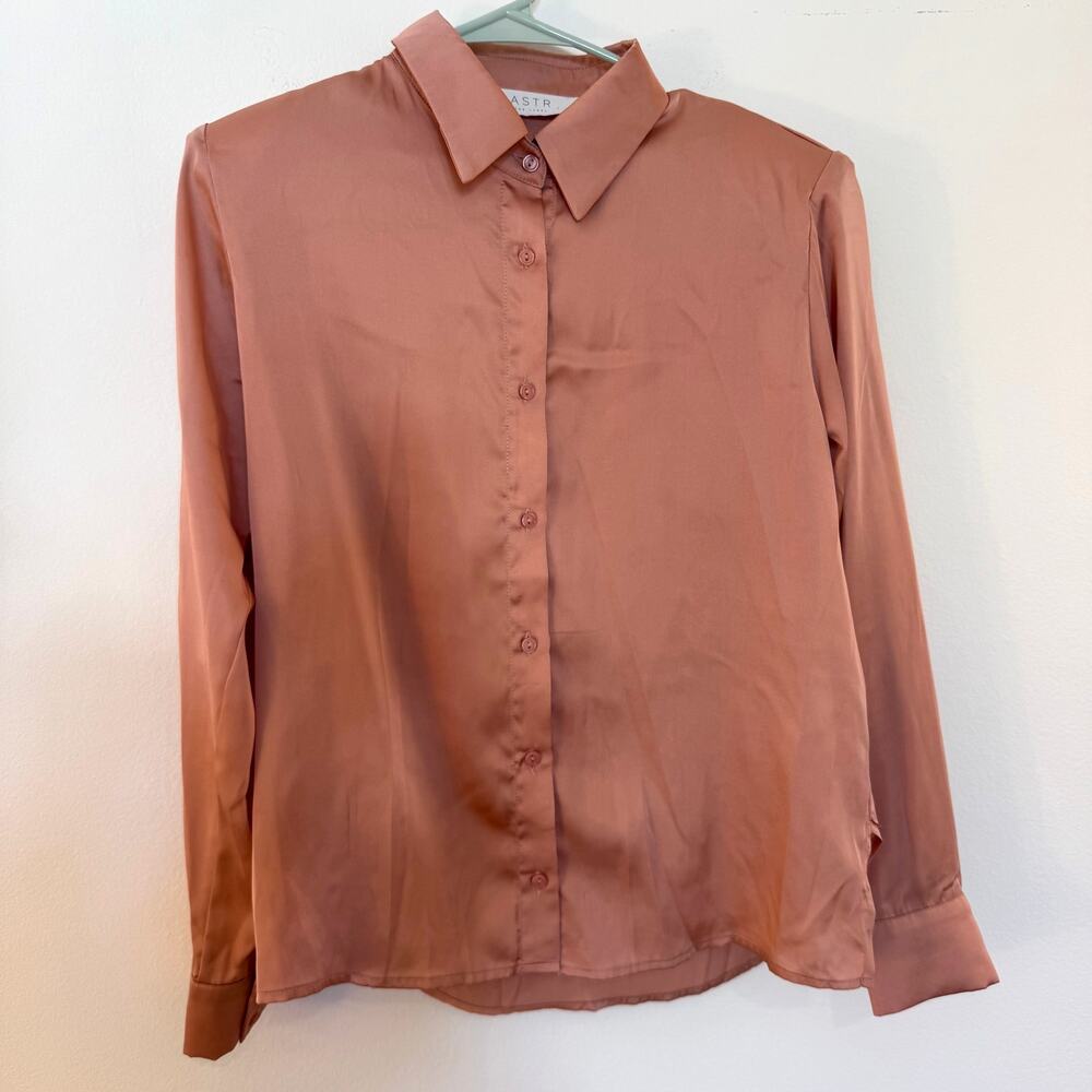ASTR The Label Shoulder Pad Blouse Womens XS Satin Button Front Dusty Rose Top